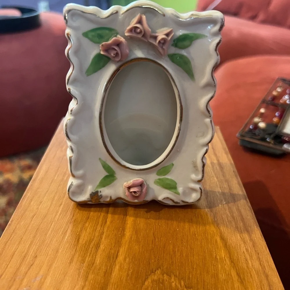 Vintage 3x4 in Picture Frame with 2x2.5 oval picture White with Pink roses